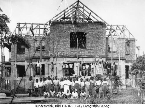 Kamerun, Bau eines Ziegelhauses