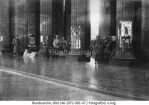 Berlin, Brandenburger Tor, Regierungstruppen