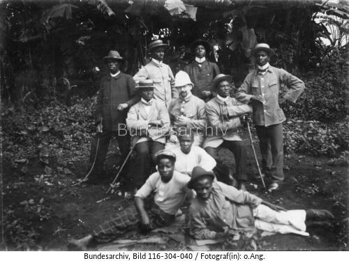 Kamerun, bei Buea, Beamter mit Kanzlisten