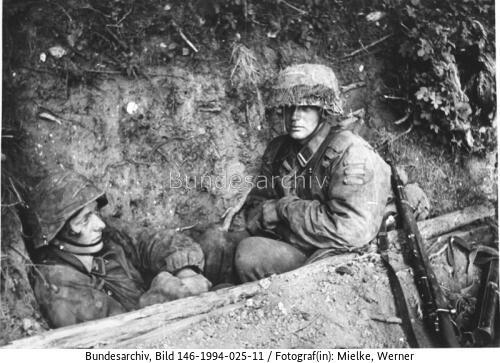 Frankreich, SS-Panzergrendiere im Schützenloch