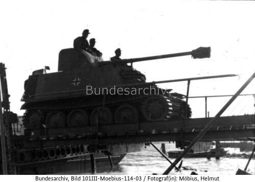 Russland, Jagdpanzer Marder 2 auf Pontonbrücke