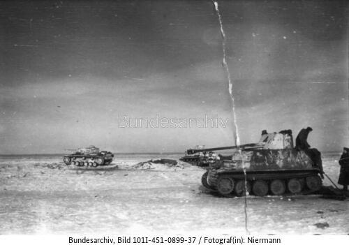 Russland, Panzerjäger Marder II, Panzer III im Schnee