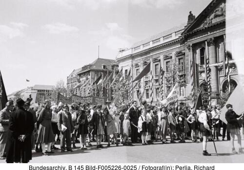 Berlin, Unter den Linden, 1. Mai Demo