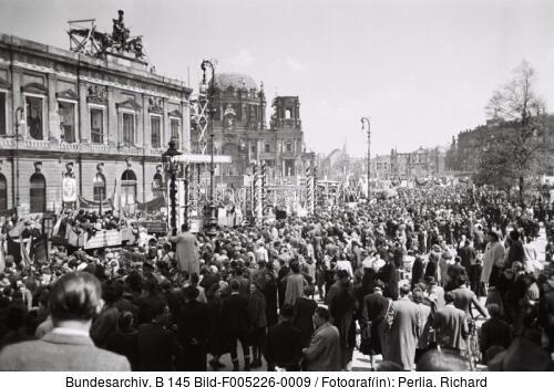 Berlin, Unter den Linden, 1. Mai Demo