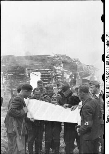 <span class="match">Litauen, brennende Synagoge, Soldaten mit Torarolle</span>