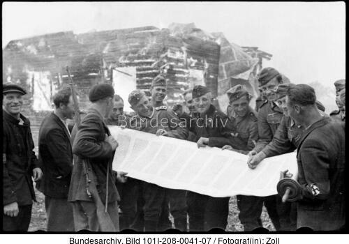 <span class="match">Litauen, brennende Synagoge, Soldaten mit Torarolle</span>