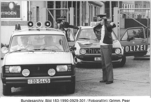Berlin, Polizeiautos Lada und VW Golf