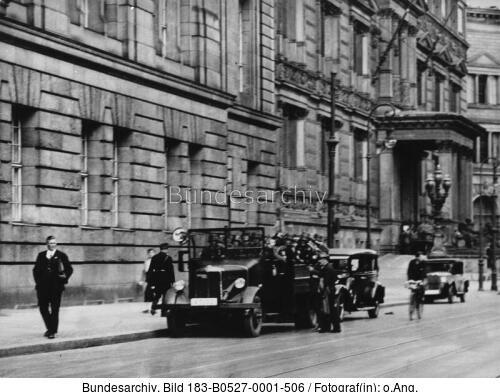 Berlin, "Röhm-Putsch", SS vor <span class="match">Gestapo</span>-Gebäude