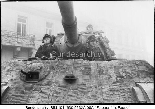Budapest, Panzersoldaten in Panzer VI (Tiger II)