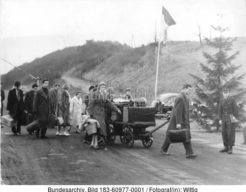 Wartha, Übersiedler auf Weg in Aufnahmeheim