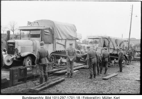 Belgien (?), Nachschub per Eisenbahn, Somua-LKW