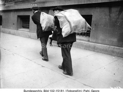 Berlin, Inflation, Transport von Geldsäcken