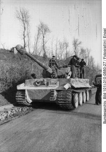 Bei Rom, Panzer VI (Tiger I) auf Straße