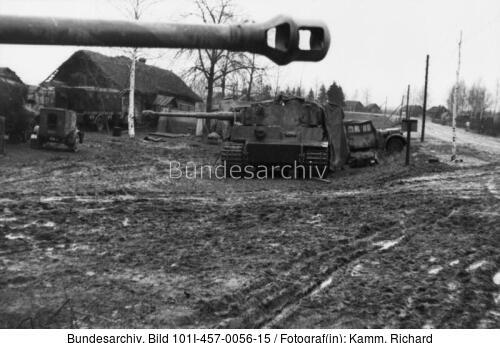 Russland-Mitte, Panzer VI (Tiger I) in Ortschaft