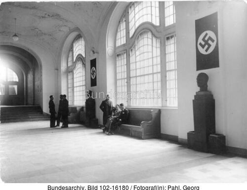 Berlin, GeStapo, Haupthalle, Büsten