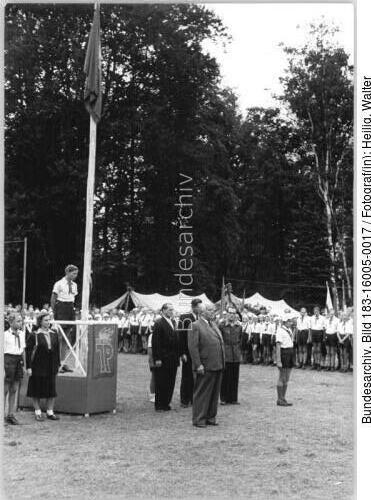 Dresden, Pioniertreffen, W. Pieck bei Ansprache in Zeltlager