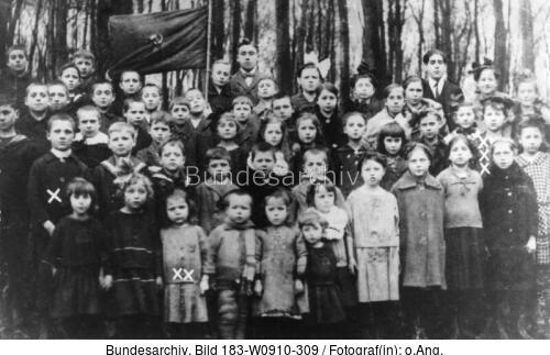 Erich Honecker in Kindergruppe