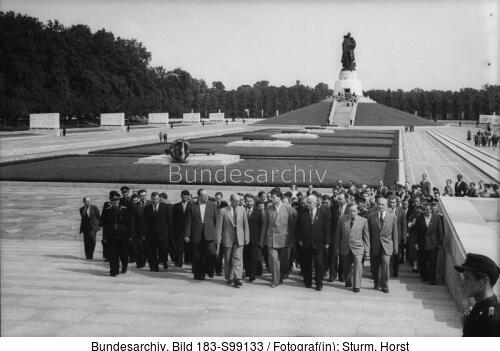 Berlin-Treptow, sowjetisches Ehrenmal, Kranzniederlegung