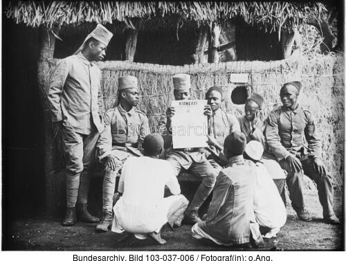 Deutsch-Ostafrika, Askari beim Zeitunglesen