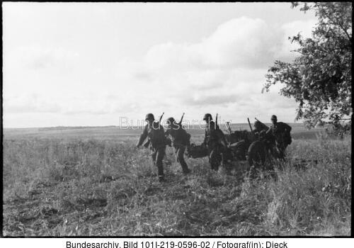 Russland-Mitte/Süd, Soldaten mit Handwagen