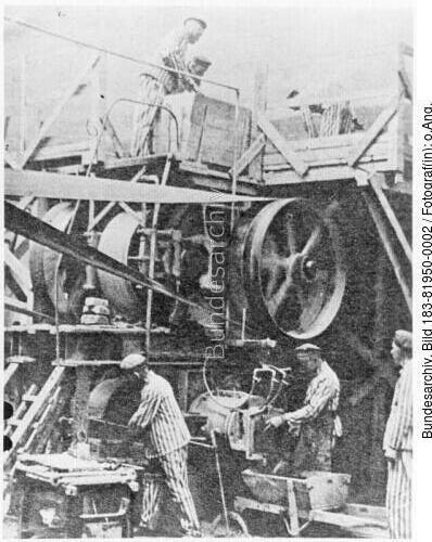 Sachsenhausen, Häftlinge an einer Ziegelpresse