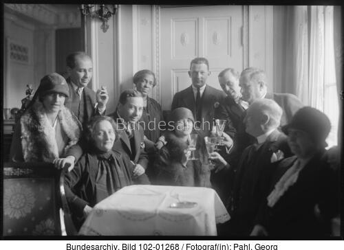 Berlin, Pola Negri mit Filmdirektoren