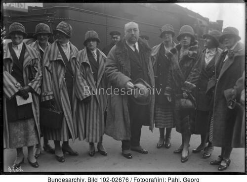 Berlin, Paul Poiret mit Mannequins