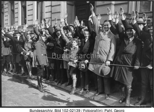 Berlin, jubelnde Menschen