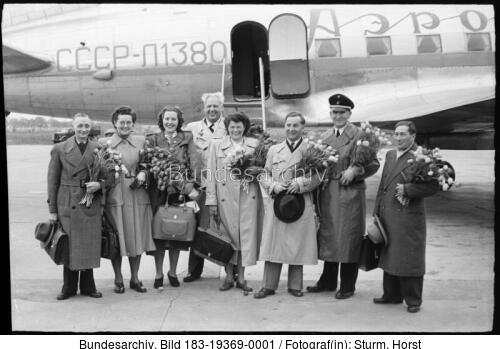 Berlin, FDGB-Maidelegation vor dem Abflug