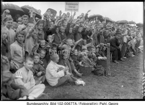 Straußberg, Kinder bei der Reichswehrparade