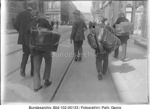 Berlin, Geldtransport mit Taschen