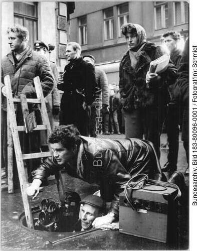 Halle, Dreharbeiten zum Film "Professor Mamlock", K. Wolf und Kameramann"