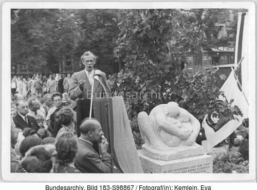 Berlin, Enthüllung Käthe-Kollwitz-Plastik, Rede Otto Nagel