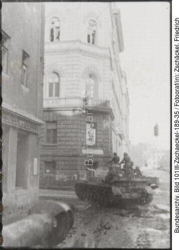 Ukraine, Charkow, Waffen SS in Panzerkolonne