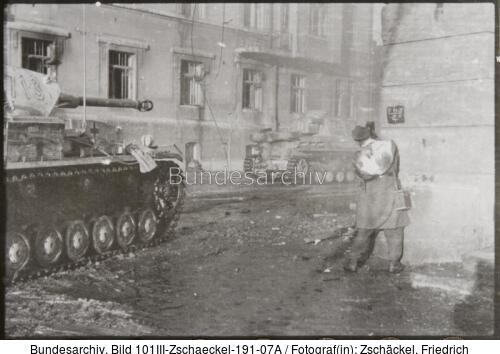 Ukraine, Charkow, Waffen SS in Panzerkolonne