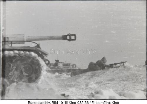 Ukraine, Charkow, Soldat mit MG vor Panzer
