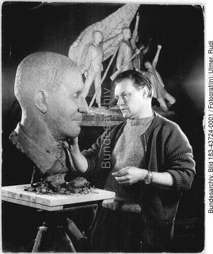 Berlin, Fritz Cremer an Brecht-Plastik