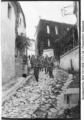 Frankreich, Saint Emilion, Offiziere beim Spaziergang
