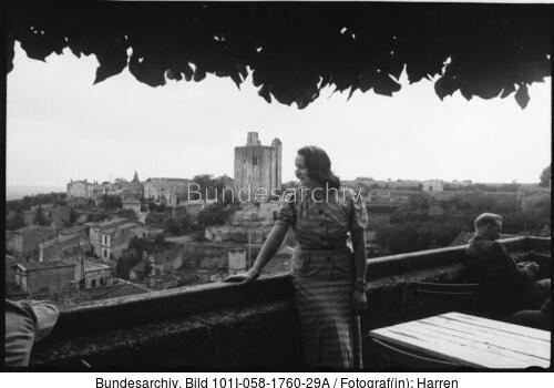Frankreich, Saint Emilion, Lil Dagover auf Terrasse