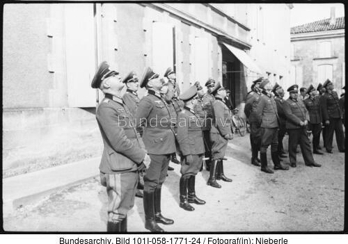 Frankreich, Saint Emilion, Offiziere bei Besichtigung
