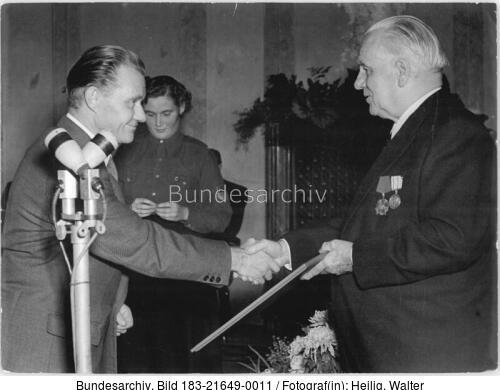 Verleihung des Nationalpreises an Fritz Cremer durch W. Pieck