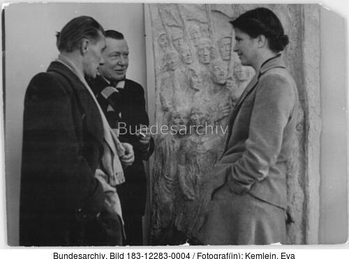 Berlin, Museum, Künstler vor Relief diskutierend