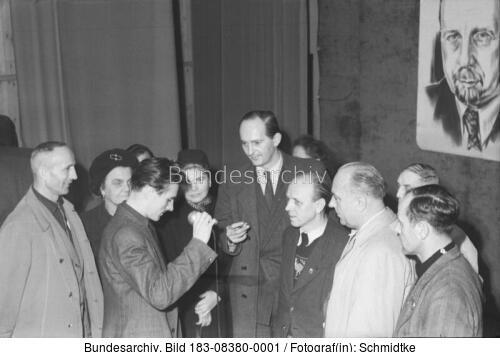 Berlin, Robert Havemann mit Arbeitern