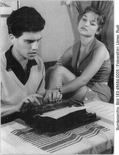 Eva-Maria Hagen und Hans Oliva vor Schreibmaschine