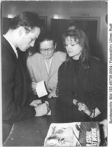 Berlin, Filmtheater Babylon, sowj. Schauspieler und Eva-Maria Hagen
