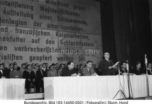 Berlin, Pressekonferenz, Gerhart Eisler