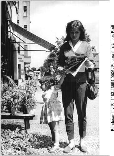 Eva-Maria Hagen mit Zeitung und Nina Hagen