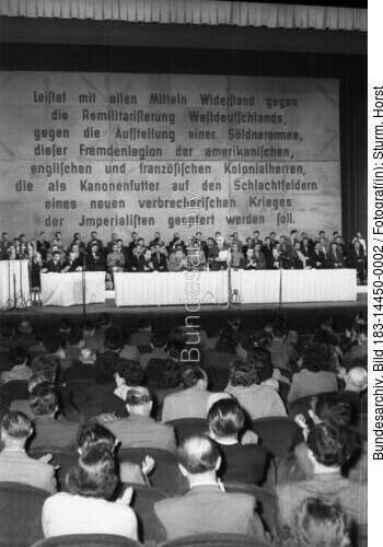 Berlin, Pressekonferenz, Gerhart Eisler