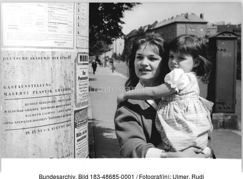 Eva-Maria Hagen und Nina Hagen vor Anzeigensäule