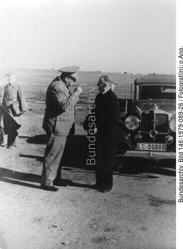 Spanien, Hugo Sperrle mit einem Geistlichen